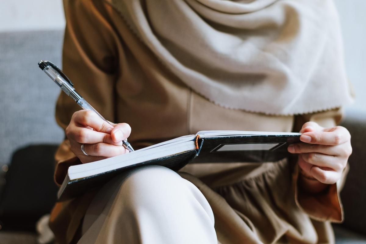 Comment rédiger un chapô percutant : astuces et erreurs à éviter